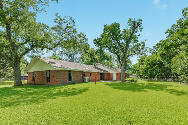 120 Southern Oaks Drive, Lake Jackson, TX 77566