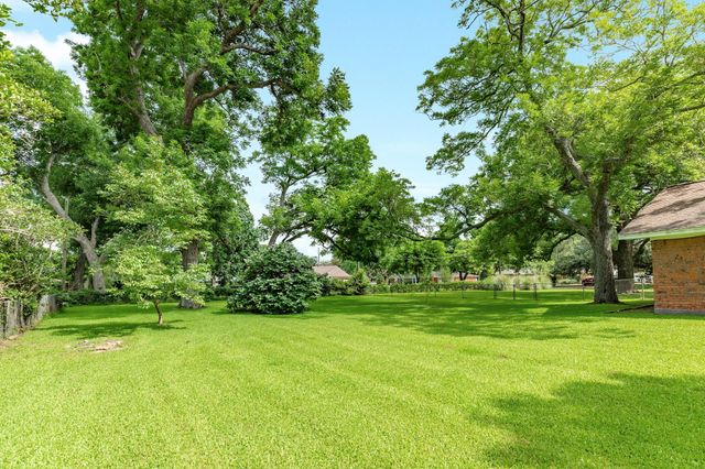 120 Southern Oaks Drive, Lake Jackson, TX 77566