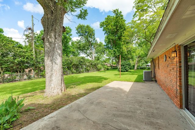 120 Southern Oaks Drive, Lake Jackson, TX 77566