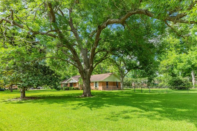 120 Southern Oaks Drive, Lake Jackson, TX 77566