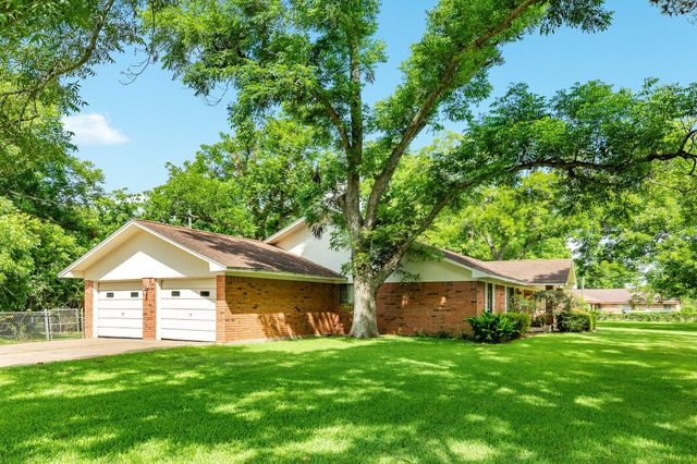120 Southern Oaks Drive, Lake Jackson, TX 77566