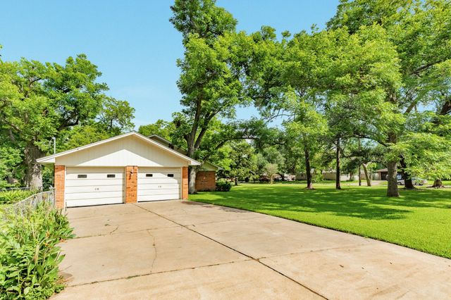 120 Southern Oaks Drive, Lake Jackson, TX 77566