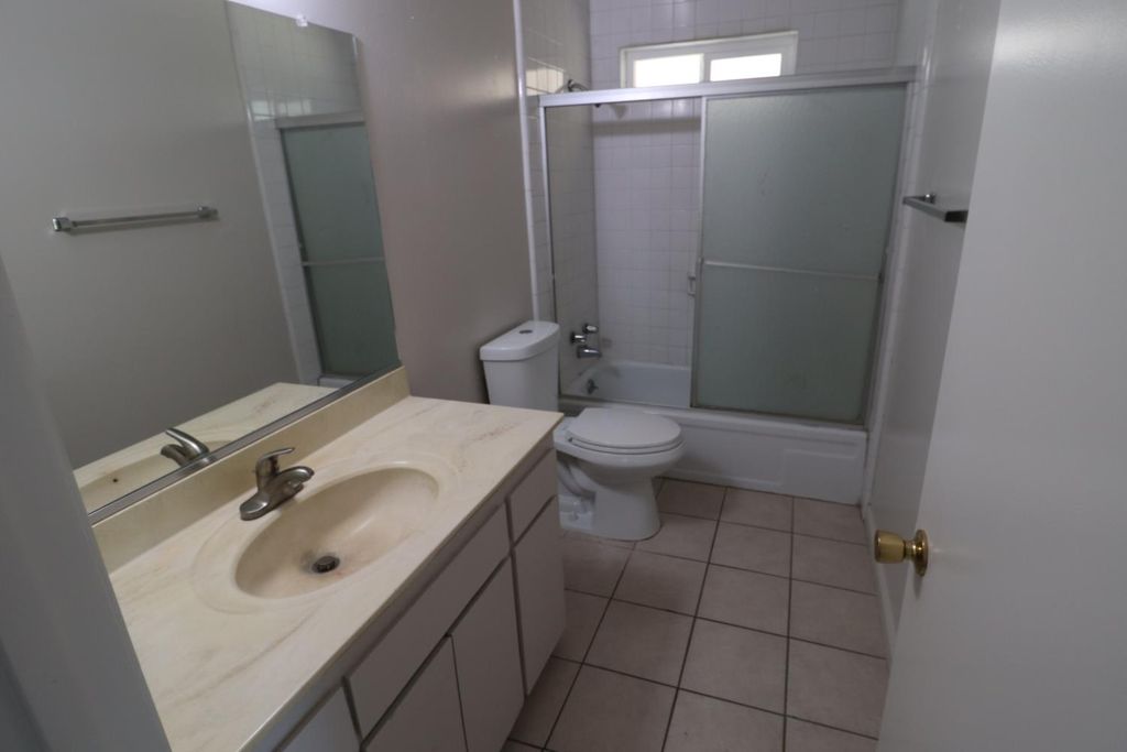 Image 12 of property listing at 3342 W Oswego, Fresno, CA 93711
