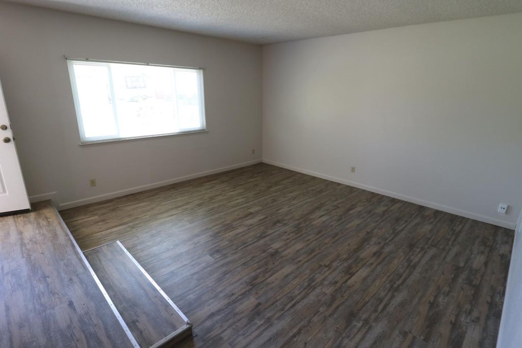 Image 4 of property listing at 3342 W Oswego, Fresno, CA 93711