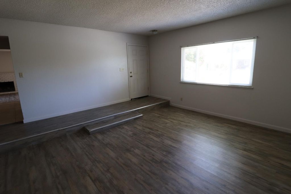 Image 5 of property listing at 3342 W Oswego, Fresno, CA 93711