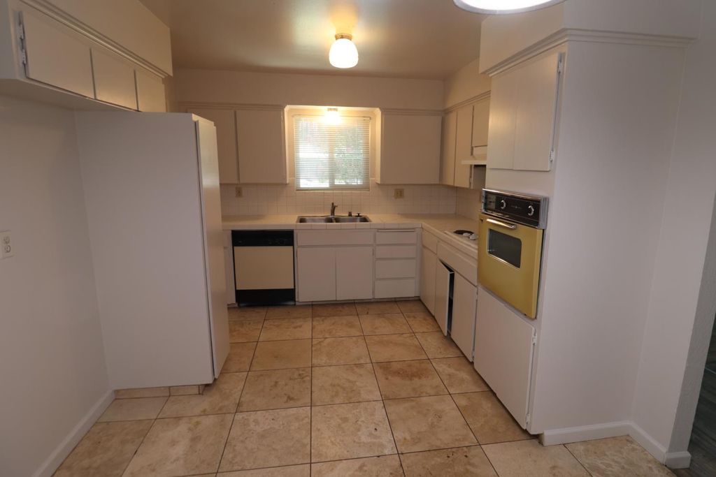 Image 7 of property listing at 3342 W Oswego, Fresno, CA 93711