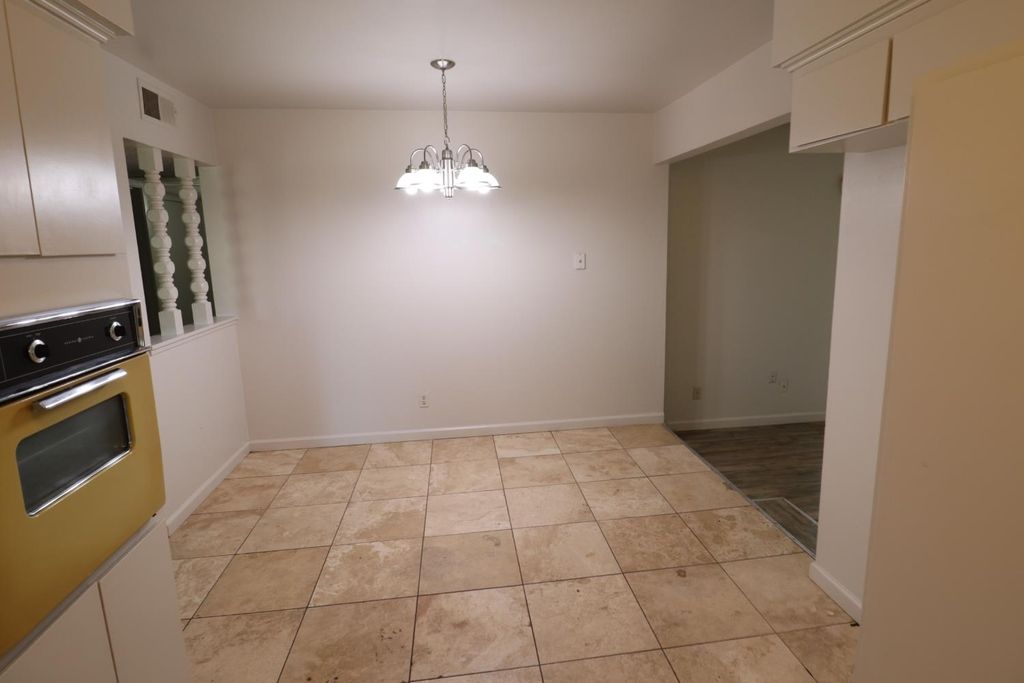 Image 8 of property listing at 3342 W Oswego, Fresno, CA 93711