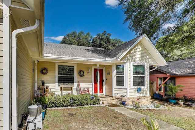 104 Fairoaks Drive, Crestview, FL 32539