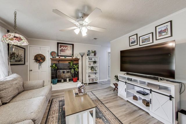 104 Fairoaks Drive, Crestview, FL 32539