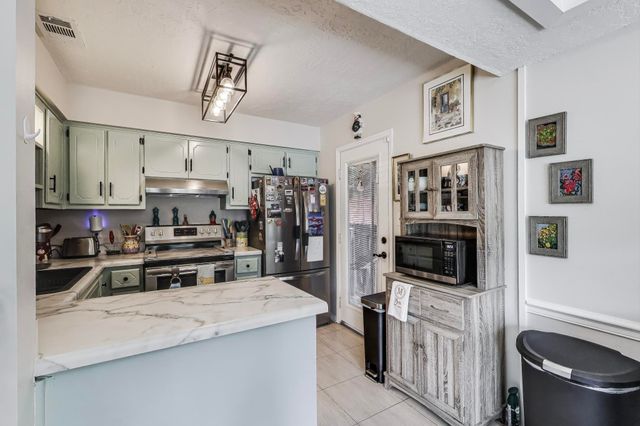 104 Fairoaks Drive, Crestview, FL 32539