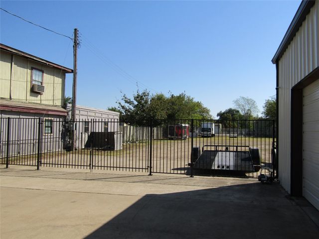 1324 N Main Street, Paris, TX 75460