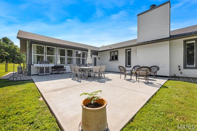 2 Bridal Oak Court, O'fallon, MO 63366