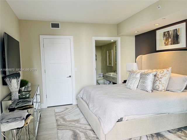 45 SW 9th St 2003, Miami, FL 33130