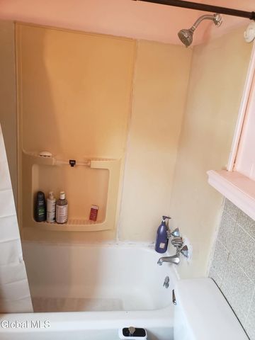 34 3rd Avenue, Gloversville, NY 12078