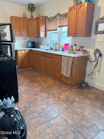 34 3rd Avenue, Gloversville, NY 12078