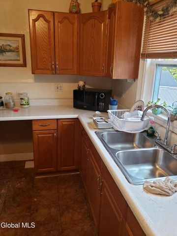 34 3rd Avenue, Gloversville, NY 12078