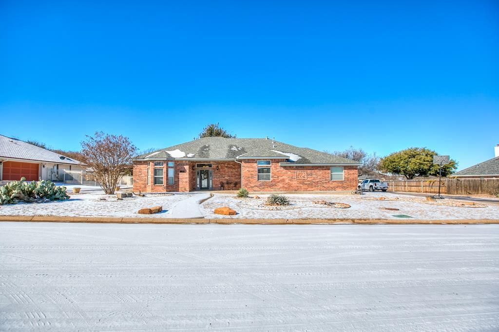 Image 1 of property listing at 1221 Avondale Ave, San Angelo, TX 76901