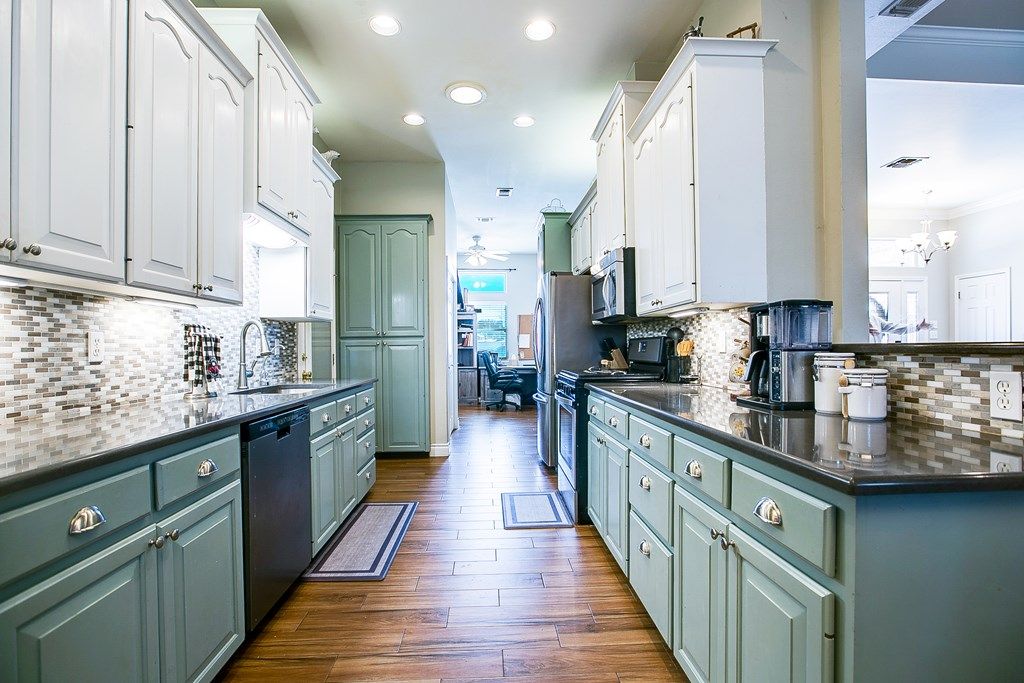 Image 12 of property listing at 1221 Avondale Ave, San Angelo, TX 76901