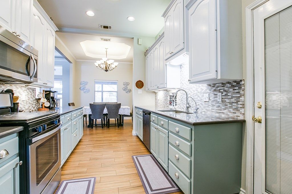 Image 15 of property listing at 1221 Avondale Ave, San Angelo, TX 76901