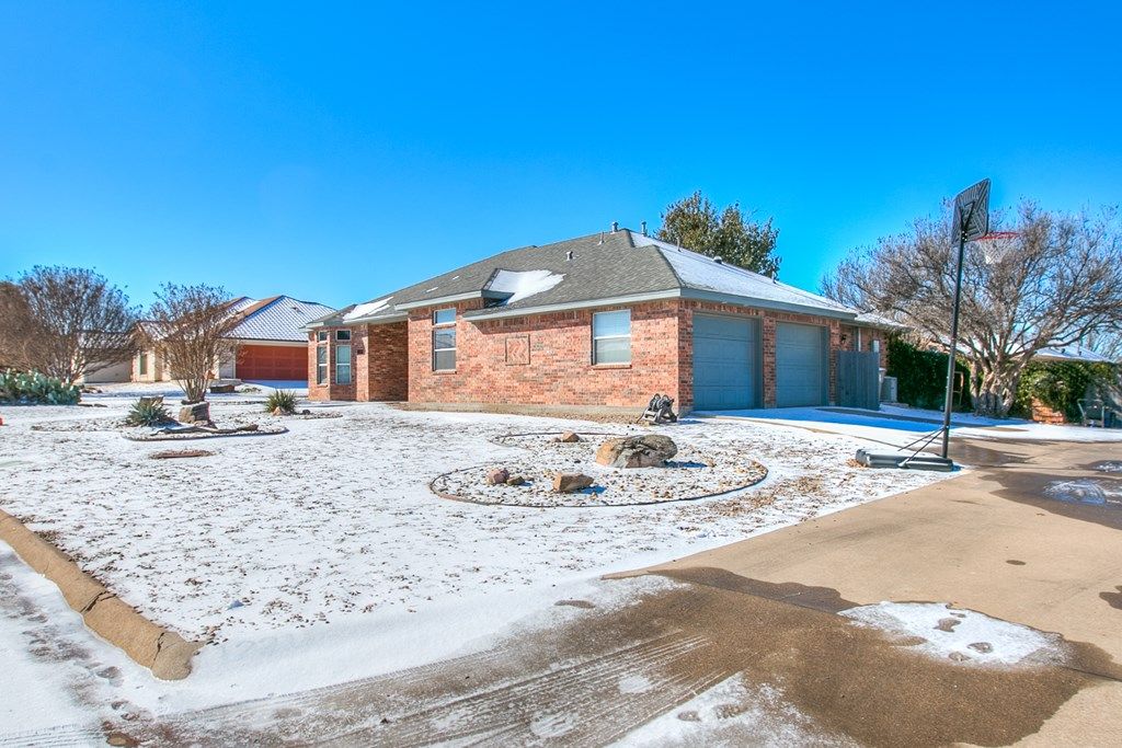 Image 2 of property listing at 1221 Avondale Ave, San Angelo, TX 76901