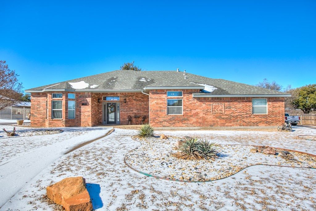 Image 3 of property listing at 1221 Avondale Ave, San Angelo, TX 76901