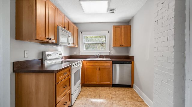 558 W MINNEOLA AVENUE, Clermont, FL 34711