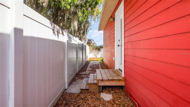 558 W MINNEOLA AVENUE, Clermont, FL 34711