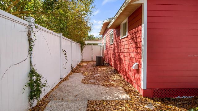 558 W MINNEOLA AVENUE, Clermont, FL 34711