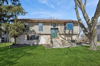 906 E Streamwood Boulevard, Streamwood, IL 60107