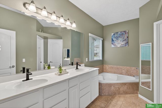 6707 N 148th Street, Omaha, NE 68116