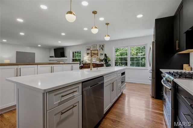 9333 Lincoln Drive, Sunset Hills, MO 63127