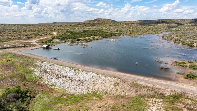 9464 SH-6, Quanah, TX 79225