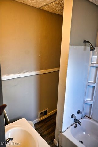 7626 Connecticut Avenue, Cleveland, OH 44105