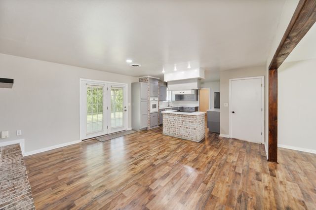 500 W London Street, Bowie, TX 76230