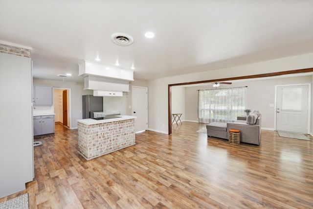 500 W London Street, Bowie, TX 76230