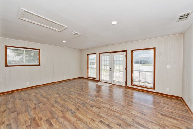 500 W London Street, Bowie, TX 76230