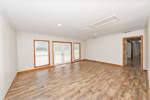 500 W London Street, Bowie, TX 76230