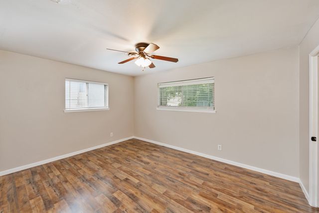 500 W London Street, Bowie, TX 76230