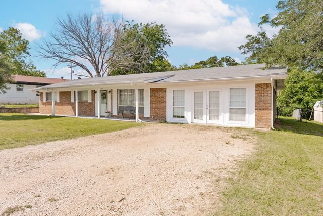 500 W London Street, Bowie, TX 76230