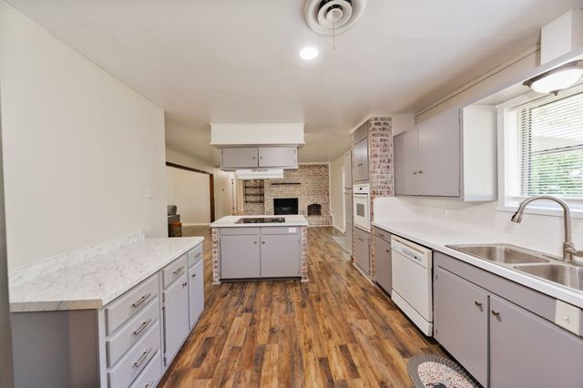500 W London Street, Bowie, TX 76230