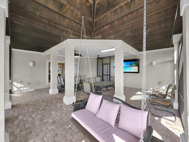 425 Island Way, Port Arthur, TX 77640