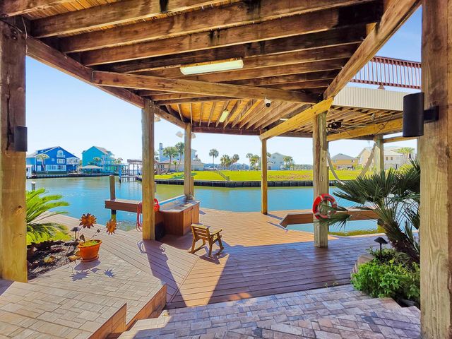 425 Island Way, Port Arthur, TX 77640