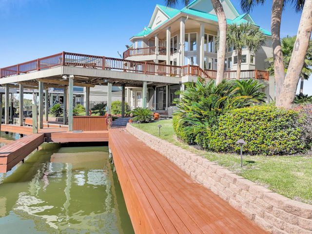 425 Island Way, Port Arthur, TX 77640