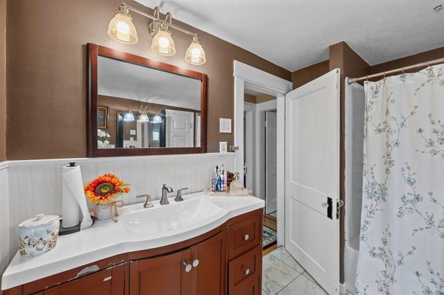 16 Field St, Auburn, MA 01501