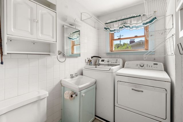 28 Pleasant St, Rockport, MA 01966