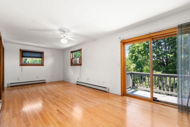 28 Pleasant St, Rockport, MA 01966