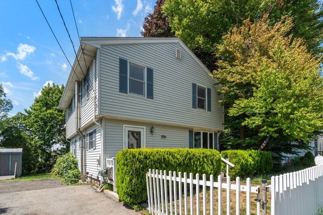 28 Pleasant St, Rockport, MA 01966
