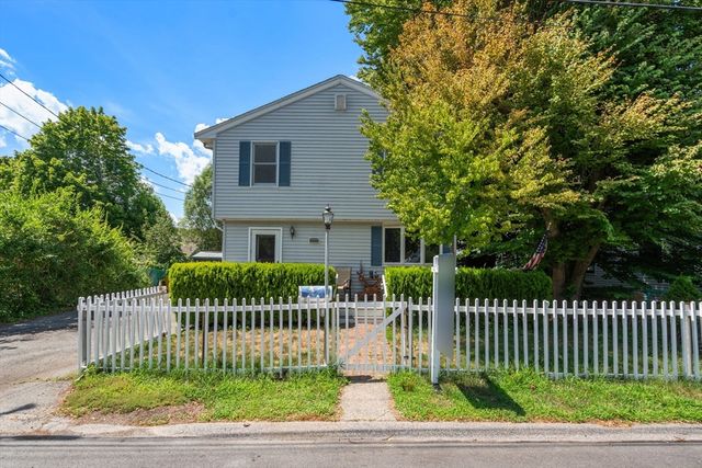 28 Pleasant St, Rockport, MA 01966