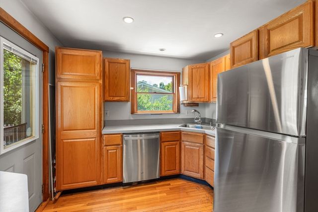 28 Pleasant St, Rockport, MA 01966