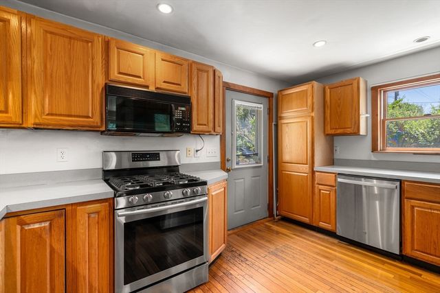 28 Pleasant St, Rockport, MA 01966